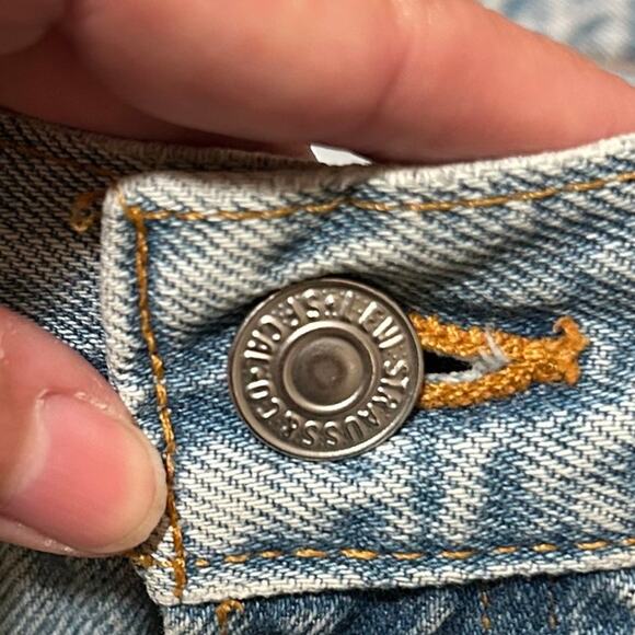 Levi's 501 Men's Button Fly Light Wash Denim Shorts 36 Men's or 12 Women's - Picture 5 of 7